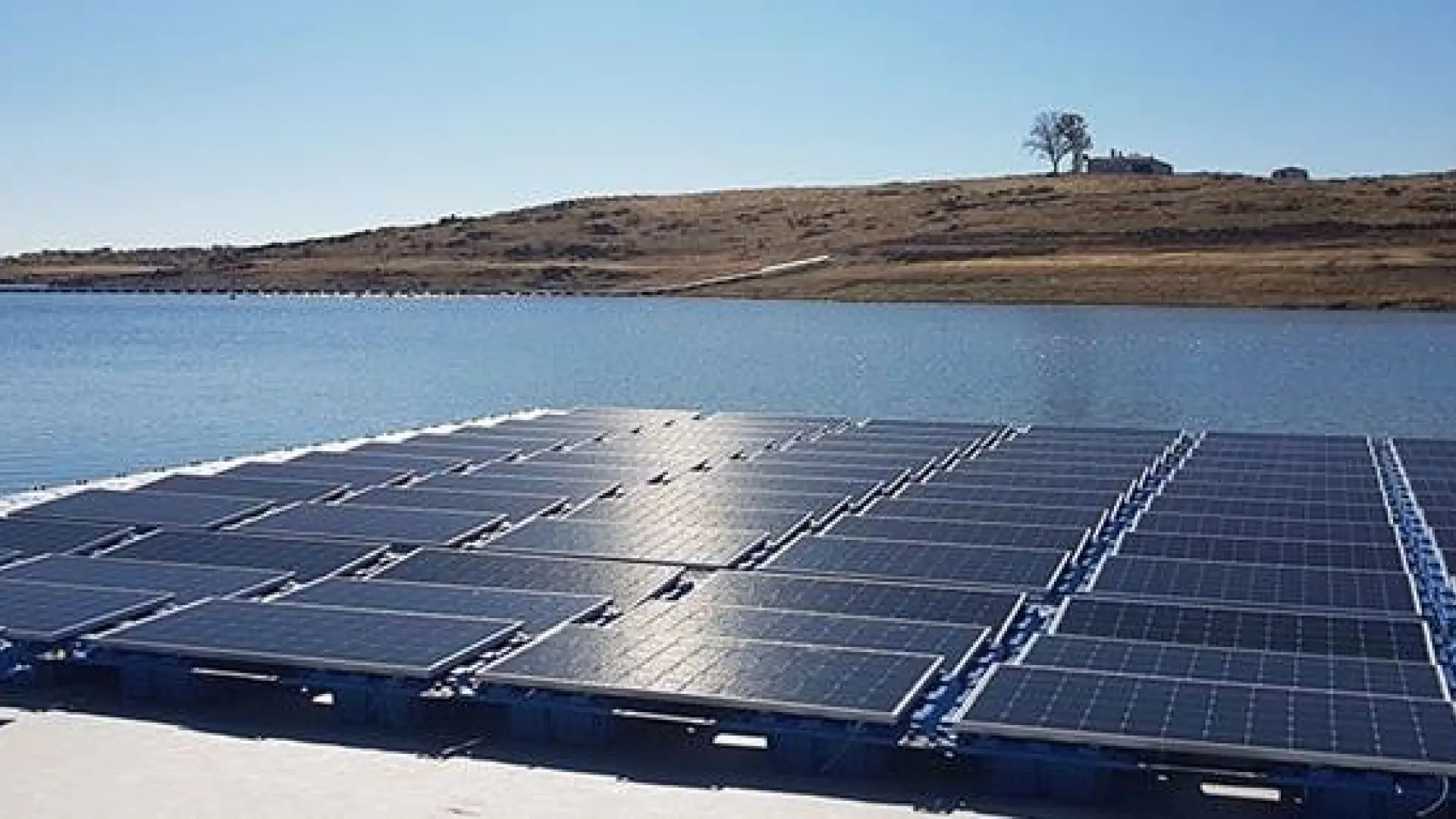 Permiso gobernamental: placas solares en 63 pantanos por 25 años
