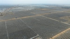 Conectados los primeros 1000 MW del colosal parque eolico solar indio.jpg