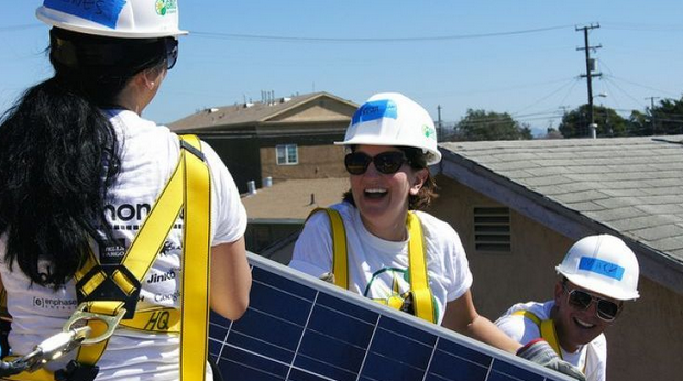 Formación en instalaciones solares para combatir el desempleo de mujeres