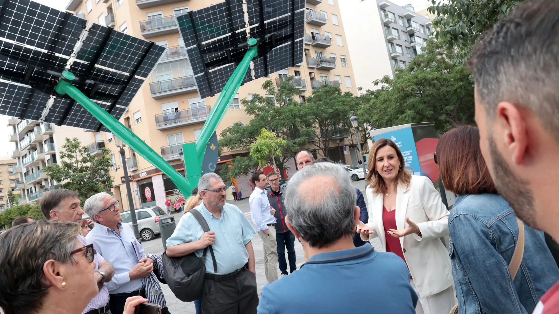 Cuatro árboles solares energizan bicicletas y celulares en Valencia